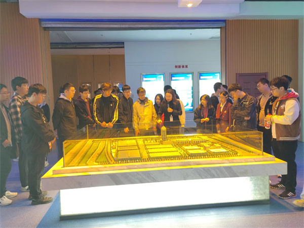 武漢理工大學(xué)學(xué)生到萬洲參觀學(xué)習(xí)(8).jpg 武漢理工大學(xué)學(xué)生到萬洲參觀學(xué)習(xí)(8).jpg